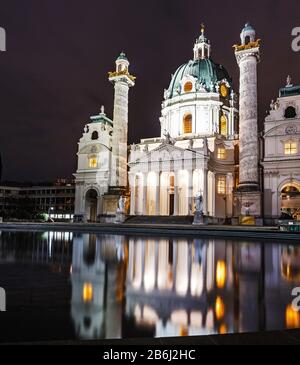 24. MÄRZ 2017, WIEN, ÖSTERREICH: Karlskirche nachts mit Beleuchtung Stockfoto