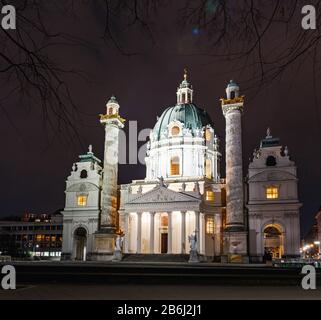 24. MÄRZ 2017, WIEN, ÖSTERREICH: Karlskirche nachts mit Beleuchtung Stockfoto