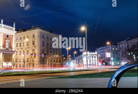 24. MÄRZ 2017, WIEN, ÖSTERREICH: Straße mit Licht und Auto nachts in Wien Stockfoto