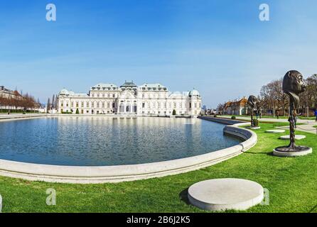 25. MÄRZ 2017, WIEN, ÖSTERREICH: Panoramaaussicht am sonnigen Tag des berühmten Wiener Palastes Belvedere Stockfoto