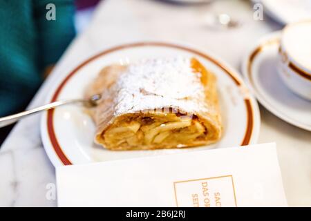 24. MÄRZ 2017, WIEN, ÖSTERREICH: Traditioneller apfelstrudel mit Eiscreme im Wiener Sacher-Café Stockfoto
