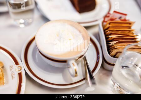 24. MÄRZ 2017, WIEN, ÖSTERREICH: Tasse Kaffee im Sacher Hotel Cafe Stockfoto