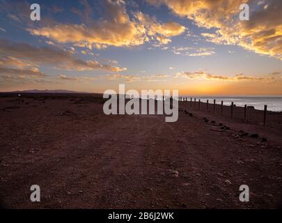 Die Straße liegt auf einer Felswand bei Sonnenuntergang Stockfoto