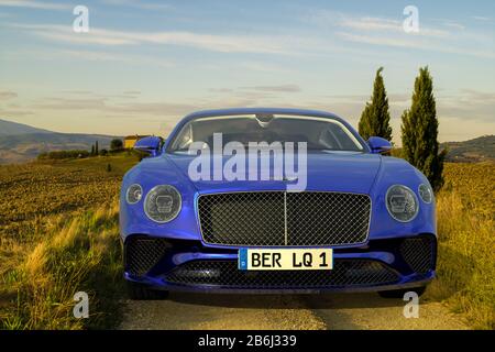 Bentley Continental GT auf einer Schuttstraße in der Toskana Stockfoto