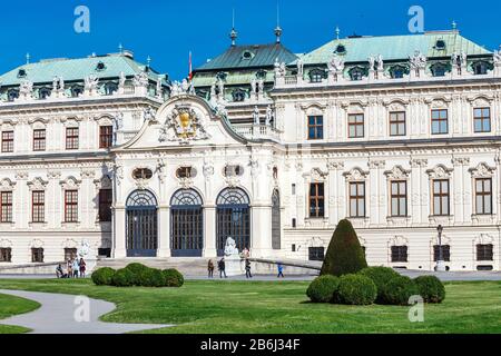 25. MÄRZ 2017, WIEN, ÖSTERREICH: Panoramaaussicht am sonnigen Tag des berühmten Wiener Palastes Belvedere Stockfoto