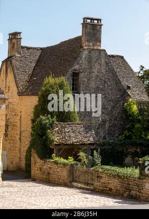 Saint Genies ist ein schönes; Dorf zwischen Montignac und Sarlat. In der Mitte des Dorfes ist ein schönes Ensemble aus der Kirche von Notre Stockfoto