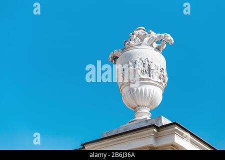 25. MÄRZ 2017, WIEN, ÖSTERREICH: Architektonische Details und Statuen schmücken die Fassade des Schlosses Belvedere im Zentrum Wiens Stockfoto