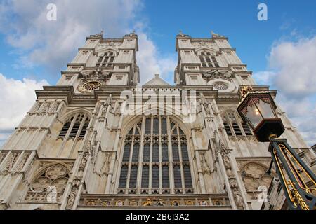 Westfassade der Westminster Abbey mit gotischem Stil an einem sonnigen Tag, London, Großbritannien Stockfoto