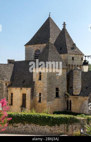 Saint Genies ist ein schönes; Dorf zwischen Montignac und Sarlat. In der Mitte des Dorfes ist ein schönes Ensemble aus der Kirche von Notre Stockfoto