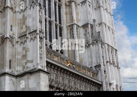 Westfassade der Westminster Abbey mit gotischem Stil an einem sonnigen Tag, London, Großbritannien Stockfoto