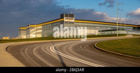 Straße zum Logistikzentrum Amazon in Polen.Szczecin, Polen-März 2020. Stockfoto