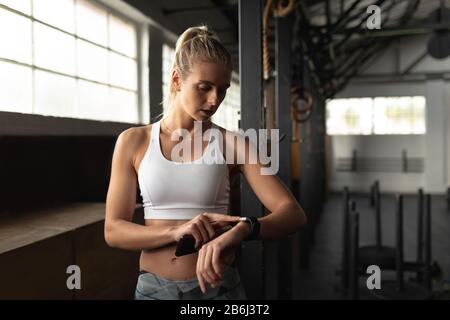 Sportliche Frau im Cross-Training-Fitnessstudio Stockfoto