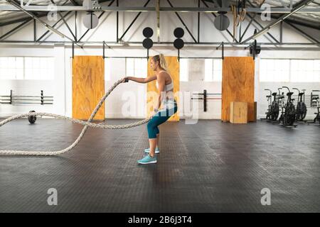 Sportliche Frau, die Cross-Training praktiziert Stockfoto