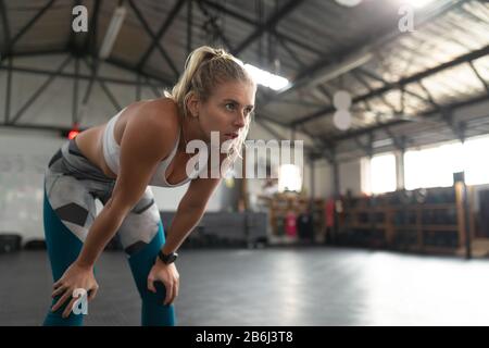 Sportliche Frau im Cross-Training-Fitnessstudio Stockfoto
