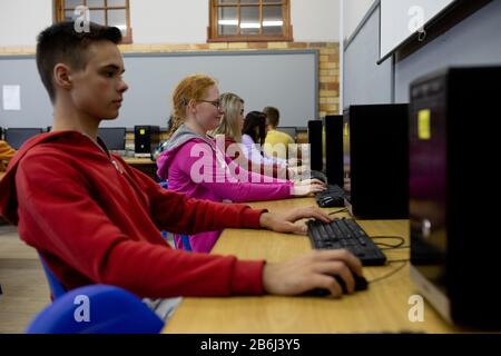 Seitenansicht der Studenten, die an Computern arbeiten Stockfoto