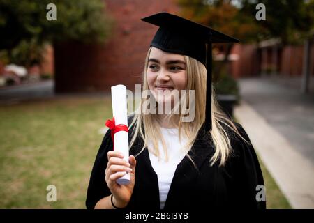 Vorderansicht des Studenten, der gerne graduiert wird Stockfoto