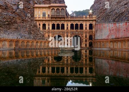 Galta Ji oder Monkey Tempel in Jaipur. Alte hinduistische Tempel in Jauipir, Indien. Architektur von Indien Stockfoto