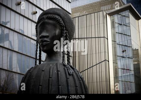 Die monumentale Skulptur "Brick House" der US-Künstlerin Simone Leigh in New York City, die in den Highline Hudson Yards installiert wurde Stockfoto