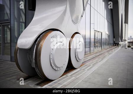 New York City Manhattan High Line Hudson Detail of Wheels on Shed ist ein Kulturzentrum in Hudson Yards Stockfoto