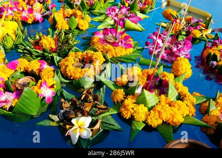 Krathong, handgefertigter schwimmender Korb mit Bananenblatt, dekoriert mit Blumen und Räucherstäbchen, Kerze, Licht und Schwimmer auf dem Wasser, um das fest zu feiern Stockfoto