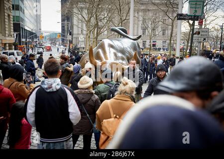 New York City Manhattan Charging Bull, Wall Street Bull oder Bowling Green Bull Bronzeplastik am Broadway Financial District des Künstlers Arturo Stockfoto
