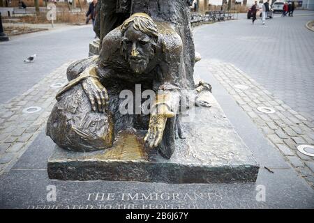 New York City Manhattan Battery Park Die Einwandererstatue aus Bronze des Bildhauers Luis Sanguino aus dem Jahr 1973 Stockfoto