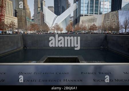 New York City Manhattan Touristen beim 9/11 Memorial Stockfoto