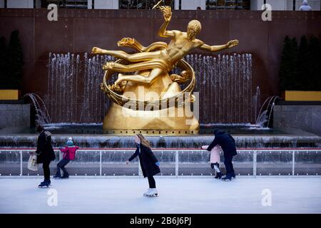 New York City Manhattan Prometheus 1934 Gold vergoldet, aus Bronze gegossene Skulptur von Paul Manship, im unteren plaza Eisstadion Rockefeller Center Stockfoto