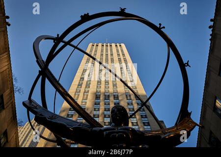 New York City Manhattan Atlas 1937 von Lee Lawrie eine Bronzestatue vor dem Innenhof des Rockefeller Center International Building Stockfoto