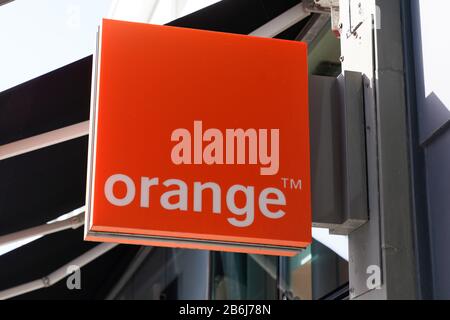 Bordeaux, Aquitanien/Frankreich - 02 15 2020: Orange Store Logo Marke Shop französisch Telekommunikationsunternehmen Stockfoto