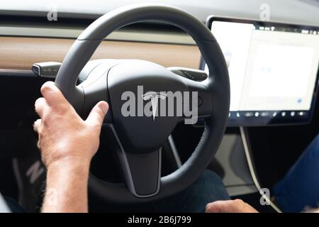 Bordeaux, Aquitanien / Frankreich - 11 13 2019 : Tesla Modell 3 Elektroauto-Interieur mit großem Touchscreen Tablet-Armaturenbrett Stockfoto