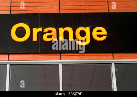 Bordeaux, Aquitanien/Frankreich - 02 20 2020: Orange Logo Sign Shop französischer multinationaler Zeichen-Telekommunikationskonzern Stockfoto