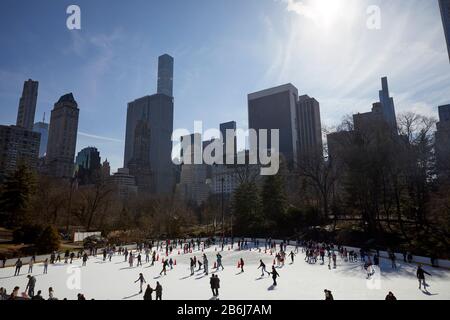 New York City Manhattan im Central Park Wollman Rink mit der Skyline dahinter Stockfoto