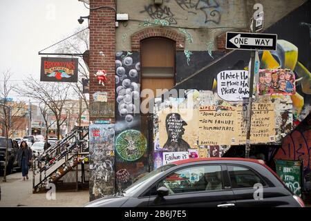 New York Borough Brooklyn Bushwick Nachbarschaft Graffiti Straße Kunst bedeckte Wände Stockfoto