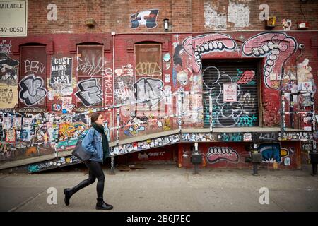 New York Borough Brooklyn Bushwick Nachbarschaft Graffiti Straße Kunst bedeckte Wände Stockfoto