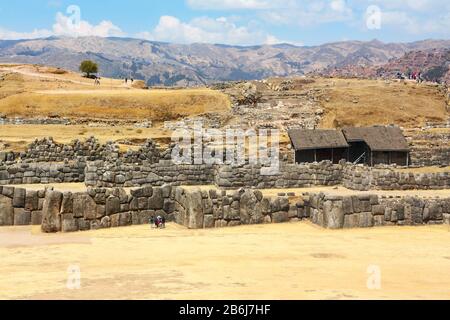 Blick auf Sacsahuaman mit einem Teil der Steinmauer bei Cusco in Peru, perù Stockfoto