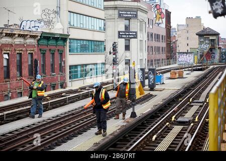 New York Borough Brooklyn Marcy Avenue MTA U-Bahn-Station Arbeiter, die Spurkontrollen durchführen Stockfoto