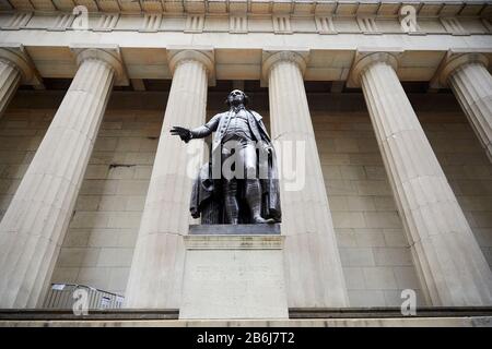 New York City Lower Manhattan George Washington, 1882, von John Quincy Adams Ward, vor dem Federal Hall National Memorial Stockfoto