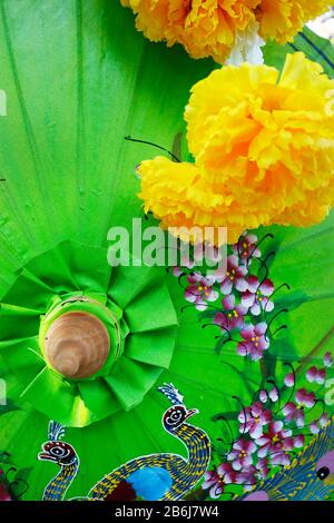 Details des farbenfrohen regenschirms aus asiatischem Handwerk Stockfoto