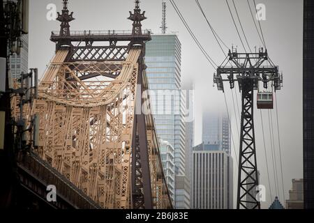 Die New Yorker Roosevelt Island Aerial Tramway überspannt East River und die Ed Koch Queensboro Bridge Stockfoto