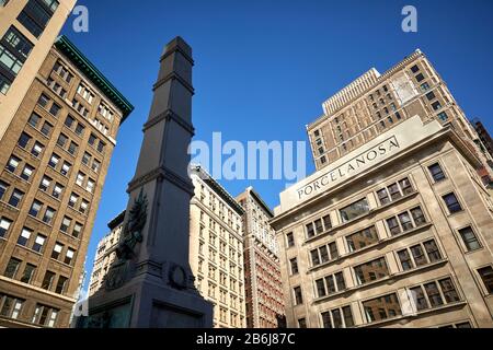 New York City Manhattan neoklassizistische Fassade neues PORCELANOSA-Gebäude im Flatiron-Viertel Fifth Avenue und Großes Denkmal im Wert von General Stockfoto