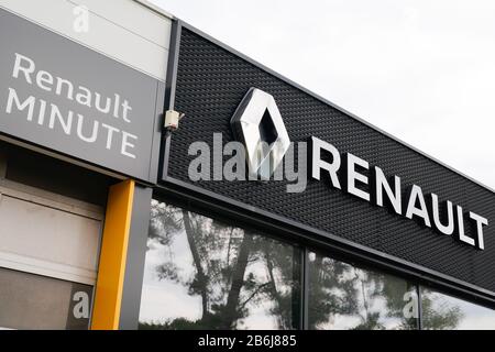 Bordeaux, Aquitanien/Frankreich - 10 15 2019: Auto renault Logo auf der Beschilderung des Händlerbetriebs Stockfoto
