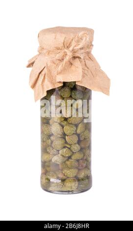 Eingelegte kapern Beeren in jar auf weißem Hintergrund. Kapern auf weißem Hintergrund. Eingelegte kapern. Konserven Kapern Stockfoto