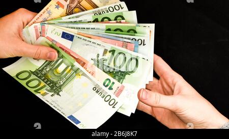 Euroland, europäisches Uninon-Geld, das dem schwarzen Hintergrund Bargeld in Euro zugibt Stockfoto