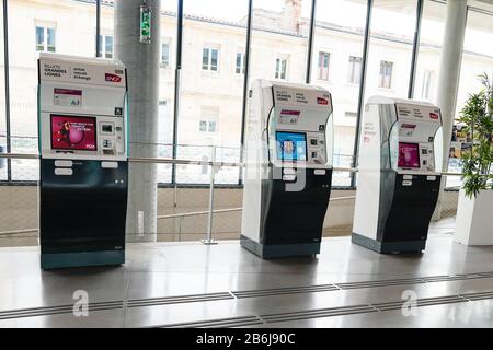 Bordeaux, Aquitanien/Frankreich - 10 17 2019: sncf-Fahrkartenautomat im Bahnhof Stockfoto