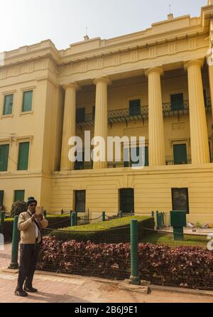 Murshidabad, Westbengalen/Indien - Januar 15 2018: Ein Tourist macht ein Foto vor dem Hazarduari Palast Stockfoto