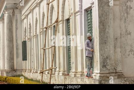 Murshidabad, Westbengalen/Indien - Januar 15 2018: Ein Arbeiter malt die Wände der Nizamat Imambara, der größten schiitischen Gemeindehalle Indiens. Stockfoto