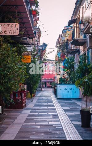 Schöne Gasse in Nafplio mit traditionellen Häusern, Restaurants und Bars. Stockfoto