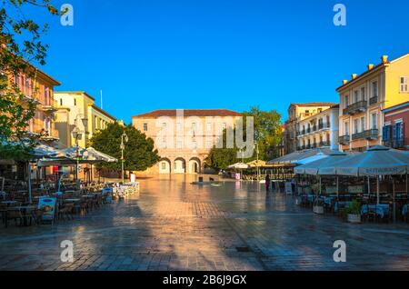 Syntagma-Platz und Archäologisches Museum in Nafplio. Der schöne Platz mit den historischen Gebäuden rund um die Gegend. Stockfoto