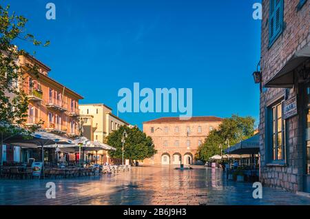 Syntagma-Platz und Archäologisches Museum in Nafplio. Der schöne Platz mit den historischen Gebäuden rund um die Gegend. Stockfoto